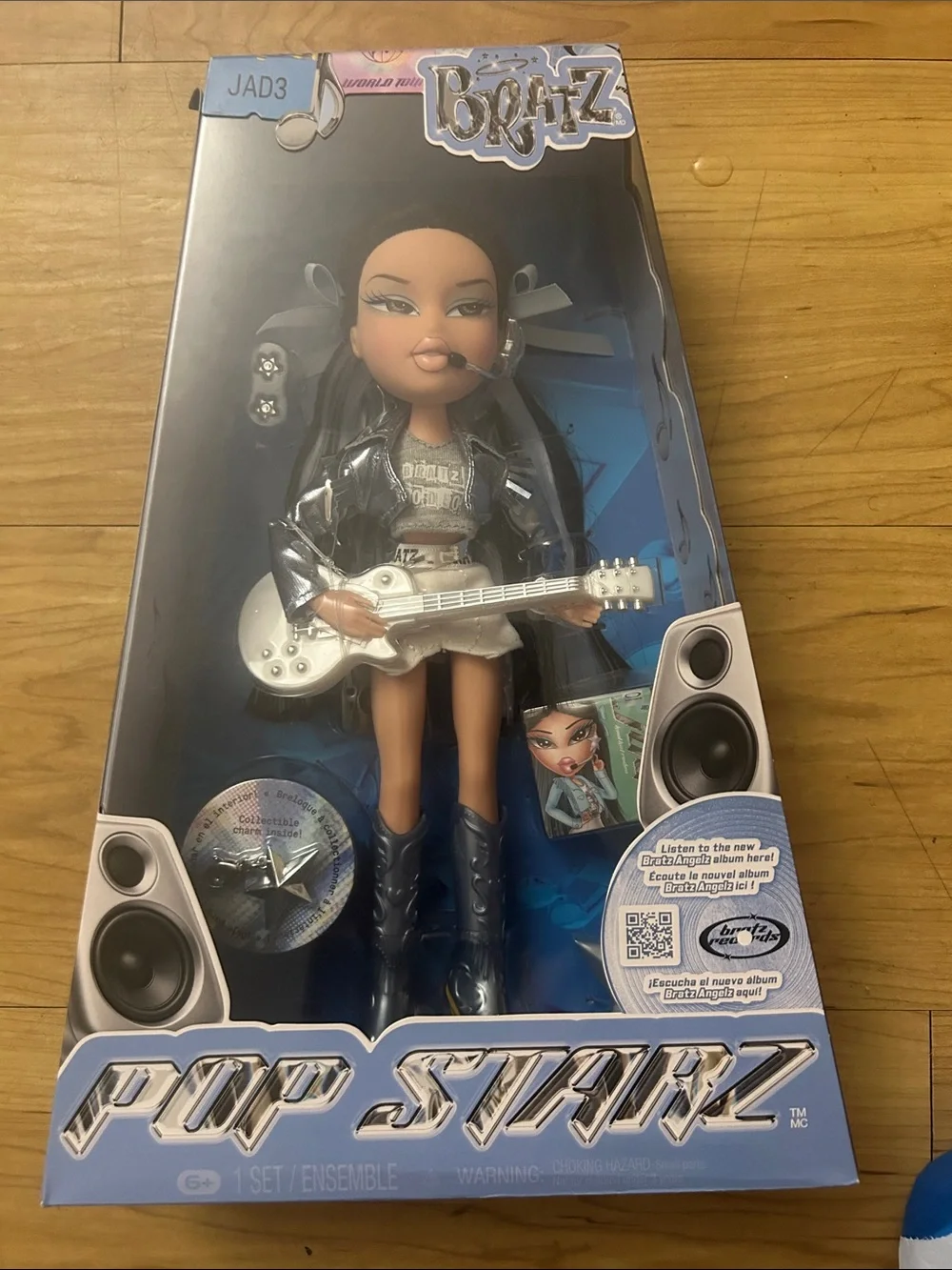 Bratz Pop Starz Jade Doll with White Guitar - Metallic Silver Outfit New